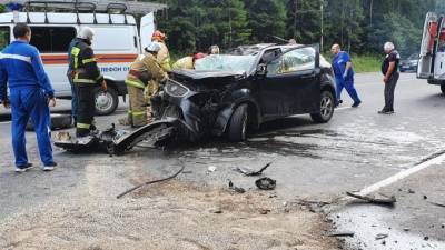 В Ивановской области иномарка на полом ходу протаранила стоящий грузовик