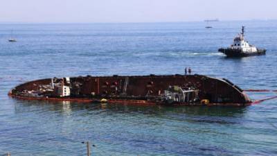 Затонувший танкер Delfi: Шмыгаль поручил Криклию взять под личный контроль поднятие судна