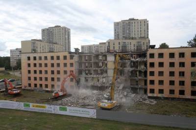 Первую хрущевку снесли в Петербурге по программе реновации
