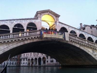На гондолах в Венеции стало тесно из-за располневших туристов
