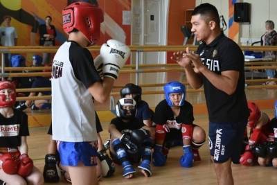 Чемпион мира по тайскому боксу провел в Серпухове показательную тренировку