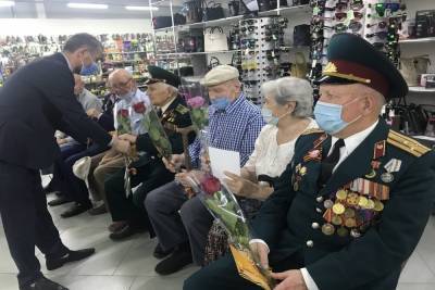В Туле бизнесмен вручил сертификаты ветеранам на 2500 рублей
