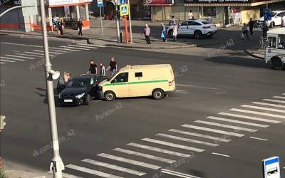 В Кемерове инкасаторская машина столкнулась с иномаркой