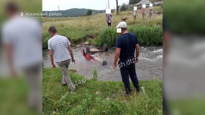 В Башкирии машина опрокинулась в реку: двое погибли