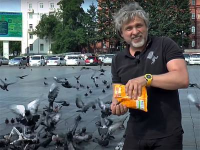 Птица протеста: уличные акции с кормлением голубей охватили всю Россию