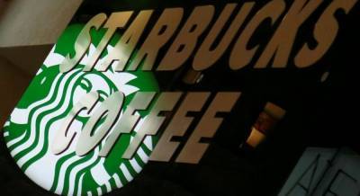 В США задержали сотрудника Starbucks, который плевал копам в кофе