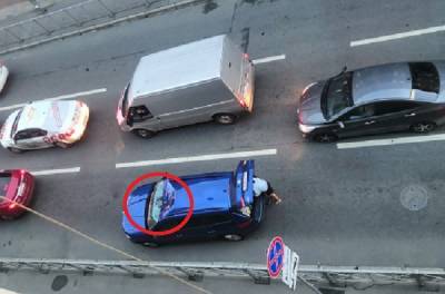 В Петербурге кусок кирпичной стены проломил крышу автомобиля