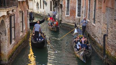 Гондольеры Венеции сократили вместимость лодок из-за полных пассажиров