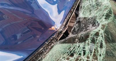Фото: в Петербурге кусок дома пробил крышу машины с людьми в салоне