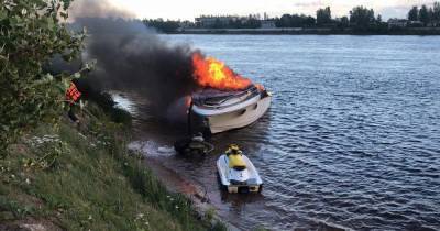 В Ленобласти на Неве загорелась яхта