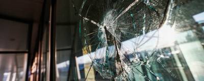 Житель Магадана заплатил 140 тысяч рублей за разбитую камнем витрину