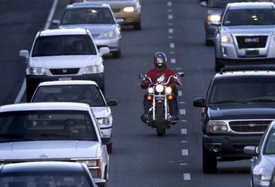 В России предложили штрафовать мотоциклистов за опасное лавирование