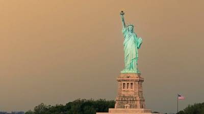 Молния ударила в статую Свободы в Нью-Йорке — видео