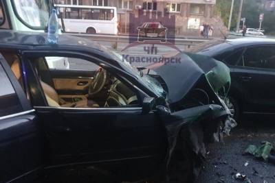В аварии на Мичурина столкнулись 4 машины и 2 автобуса