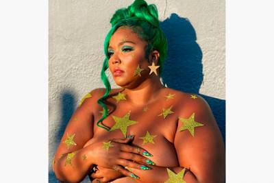 Бодипозитивная певица показала голое тело и удивила всех зелеными волосами