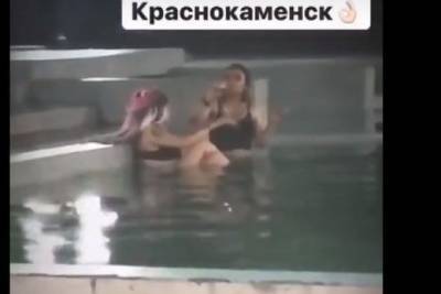 Две девушки устроили ночные купания в фонтане Краснокаменска