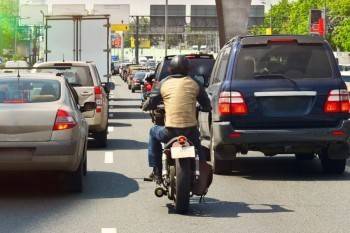 За движение между рядами у мотоциклистов хотят отбирать права
