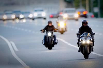 В Госдуме предлагают штрафовать мотоциклистов за лавирование на дорогах