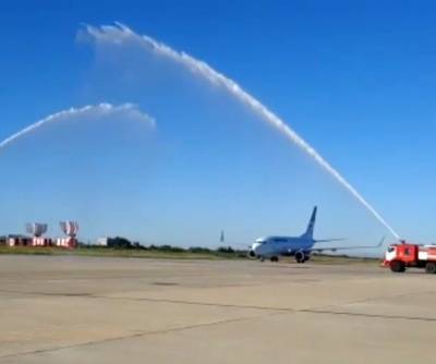 Пожарные машины облили водой самолёт в аэропорту Кемерова
