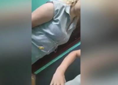 Из-за открытой двери в подъезд: сосед в Новосибирске ударил в живот беременную