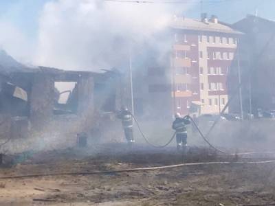 В Новом Уренгое рано утром сгорел расселенный дом. Пострадали два человека