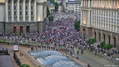 Тысячи болгар протестуют против премьер-министра четырнадцатый день подряд
