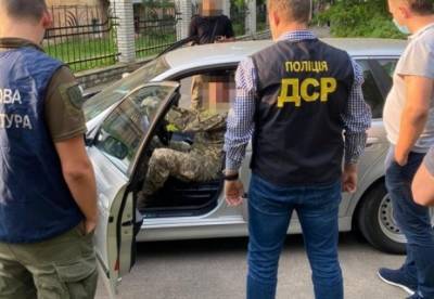 Во Львове на взятке в 1,2 тыс. долларов задержали офицера военной академии