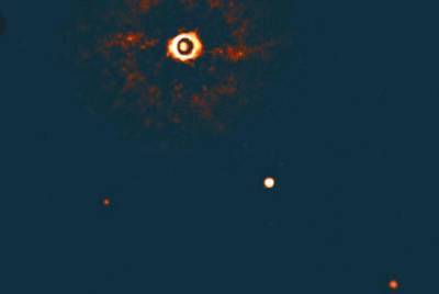 Астрономы впервые в истории увидели звезду и две ее экзопланеты вместе