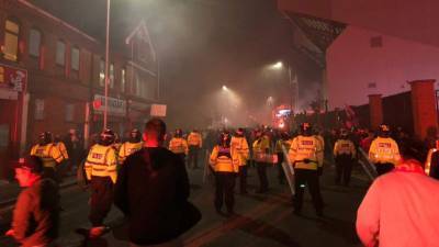 Полиция разогнала болельщиков «Ливерпуля», празднующих чемпионство у «Энфилда»