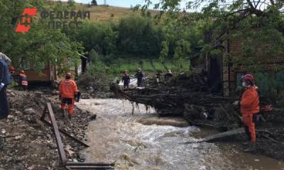 Уральские спасатели продолжают разбирать обломки в Нижних Сергах