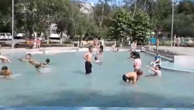 В Краснокаменске девушки в бикини устроили из фонтана бассейн