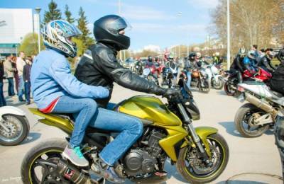 Российских мотоциклистов предложили штрафовать за опасное лавирование