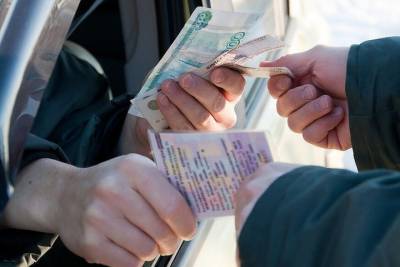 В Тверской области водитель без прав попытался откупиться от полицейского