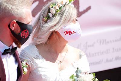 Защитные маски для свадебной церемонии назвали уродством и высмеяли в сети