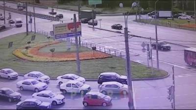 Видео: на Народной микроавтобус перевернулся после столкновения с легковым автомоблем