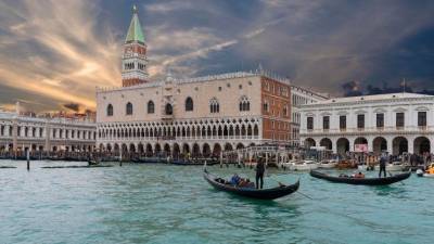 Гондольеры Венеции жалуются на растолстевших на карантине туристов — видео