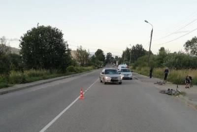 В Тверской области юный велосипедист внезапно появился на дороге и попал под автомобиль