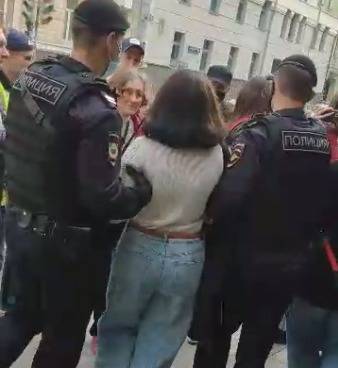 У здания ВС задержали активистов, пришедших поддержать фигурантов «Ростовского дела»