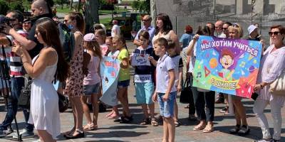 Родители ополчились против онлайн-обучения в Одессе: "Полная деградация", кадры