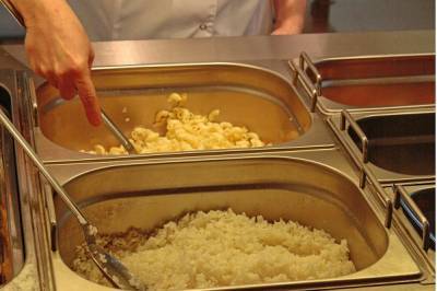 Всех учеников начальных классов петербургских школ обеспечат бесплатным питанием