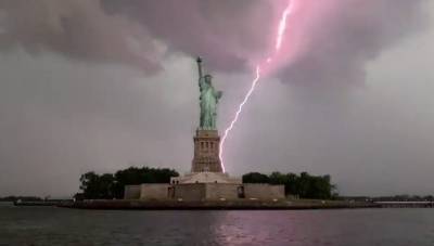 Вирусное видео запечатлело момент, когда молния ударила рядом со Статуей Свободы