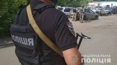 В Полтаве мужчина угрожает полиции гранатой