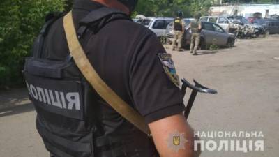 В Полтаве подозреваемый в похищении транспорта угрожает взорвать гранату, полиция ведет с ним переговоры