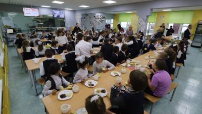 В Петербурге бесплатное питание будут получать все младшие школьники