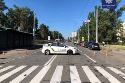 В Киеве на остановке нашли подозрительный пакет: улицу временно перекрыли