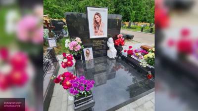 Калашникова назвала "позерством" фотосессию подруги Началовой на ее могиле