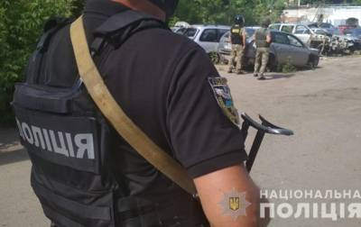 В Полтаве мужчина взял в заложники полицейского и угрожает гранатой