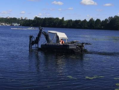 Лодка-амфибия чистит гребной канал в Липецке