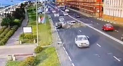 Видео столкновения трех машин на Нижне-Волжской набережной появилось в соцсетях