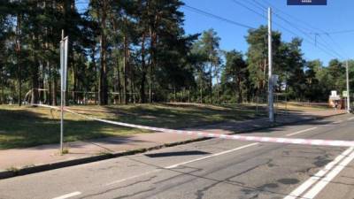 В Киеве перекрыли улицу Киото через неизвестный пакет на остановке